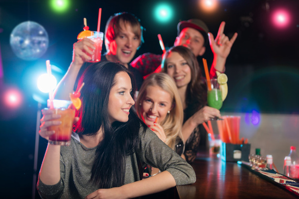 Mladí přátelé pít koktejly spolu na večírku - Fotografie, Obrázek