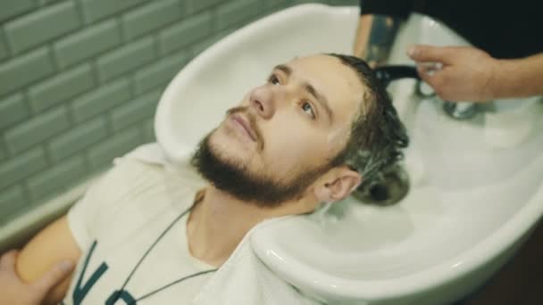 Barber mytí zákazníků vlasy - Záběry, video