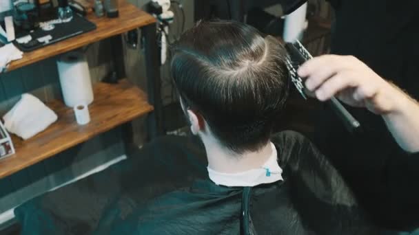 Az ügyfél a száraz haj fodrász - Felvétel, videó