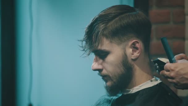 Barber cuts the hair of the client with clipper - Footage, Video