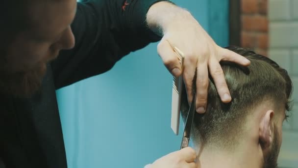 Barbeiro corta o cabelo do cliente com tesoura
 - Filmagem, Vídeo