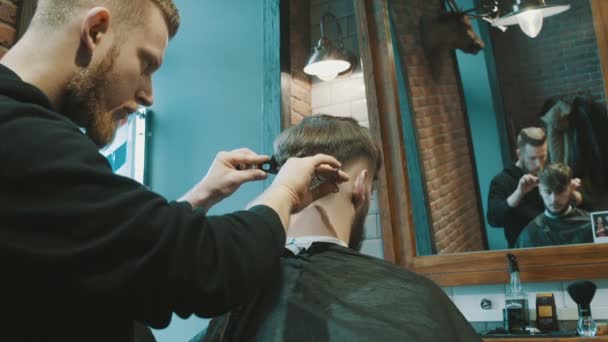 Парикмахер стрижет волосы клиента ножницами
 - Кадры, видео