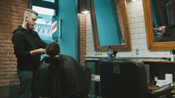 Κουρέας ξυρίσει τα γένια του πελάτη με χλοοτάπητα - Πλάνα, βίντεο