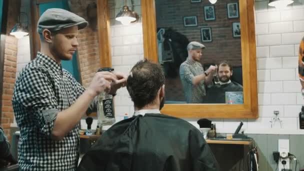 Barber start his work with customer - Footage, Video