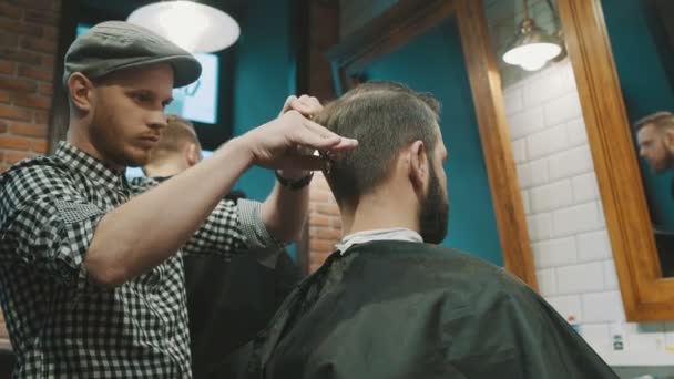 Peluquero corta el cabello del cliente con tijeras
 - Metraje, vídeo