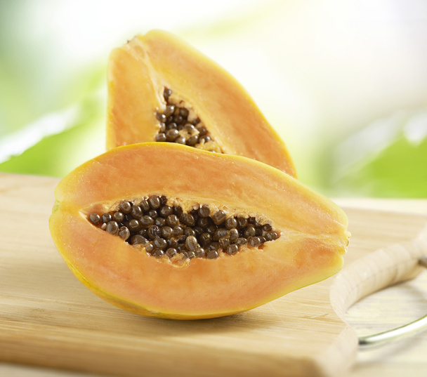 Gehalveerde verse papaya - Foto, afbeelding
