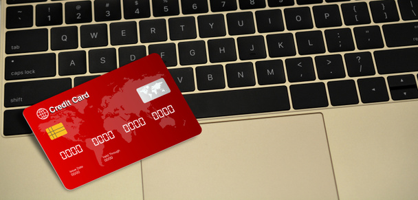 Tarjeta de crédito roja en llaves del ordenador portátil
 - Foto, imagen