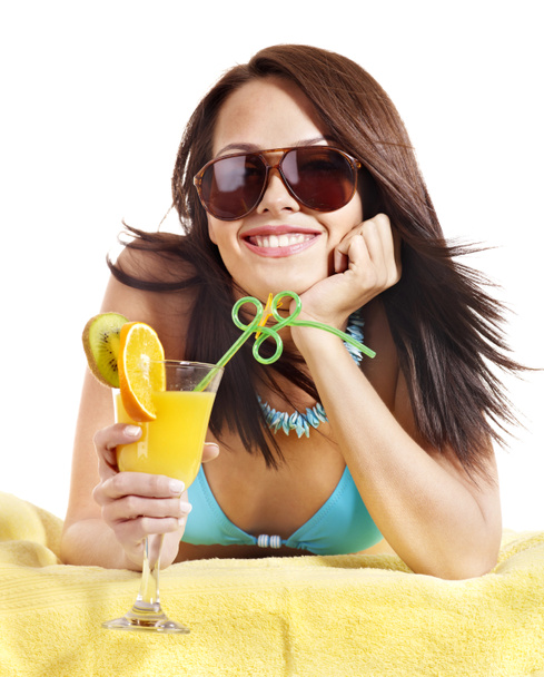 Mädchen im Bikini trinkt Cocktail. - Foto, Bild