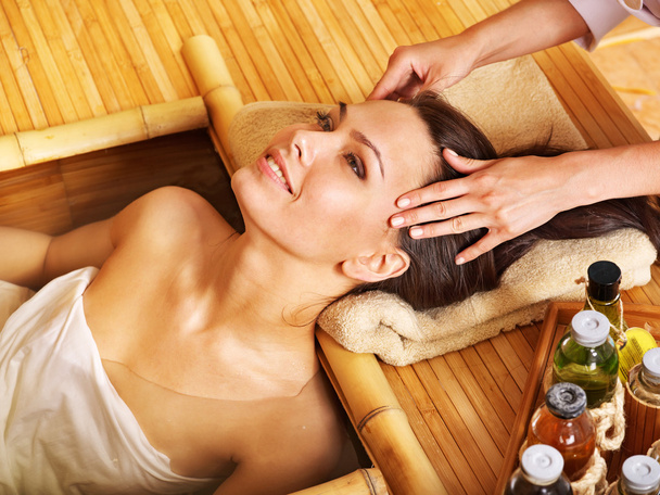Frau bekommt Massage im Bambus-Spa. - Foto, Bild