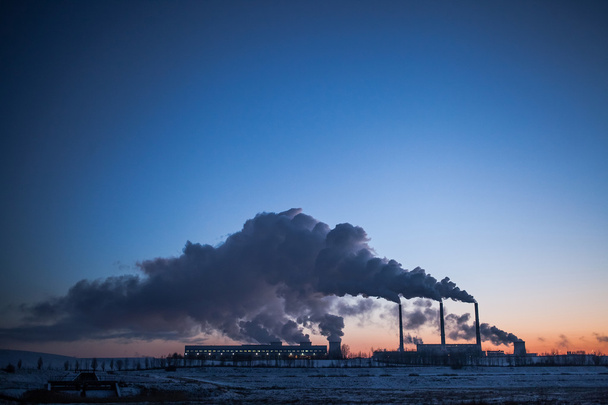 Центральним опаленням і електростанції з димом в день зими - Фото, зображення
