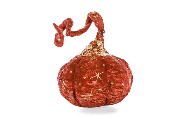Brinquedo artesanal exclusivo na forma de abóbora vermelha, isolado em w
 - Foto, Imagem