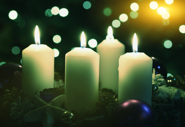 τέσσερα κεριά, με χριστουγεννιάτικα στολίδια - Φωτογραφία, εικόνα