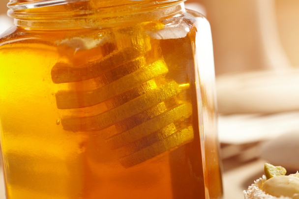 μέλι με ξύλινο ραβδί - Φωτογραφία, εικόνα