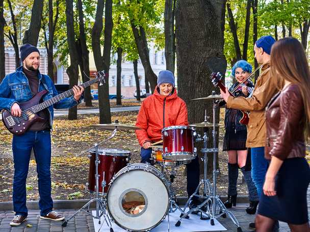 Уличные музыканты
 - Фото, изображение