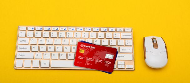 Credit Cards op de sleutels van het toetsenbord met muis - Foto, afbeelding