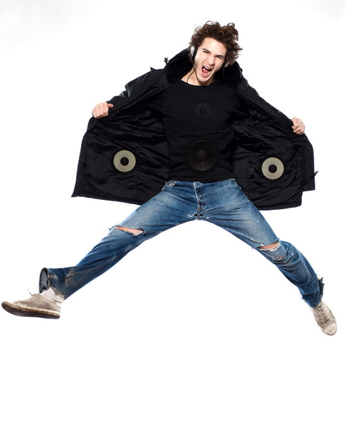 Homme écoutant de la musique sautant hurlant heureux
 - Photo, image