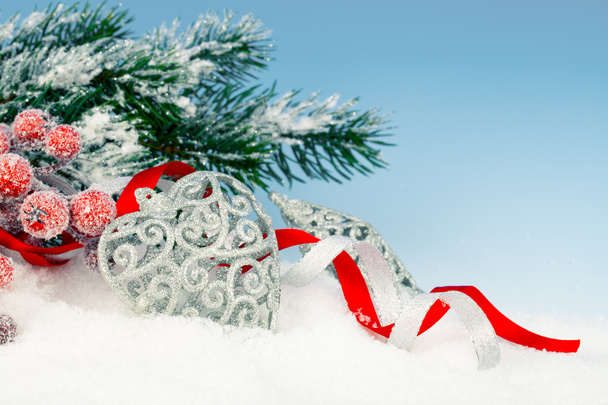 Kerstdecoratie op sneeuw, blauwe achtergrond - Foto, afbeelding