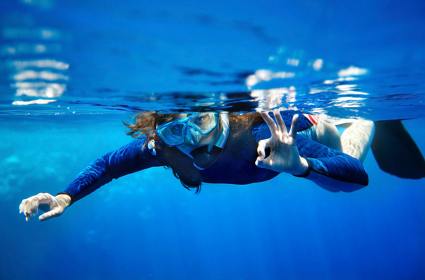 Scuba diver kadın mavi su. - Fotoğraf, Görsel