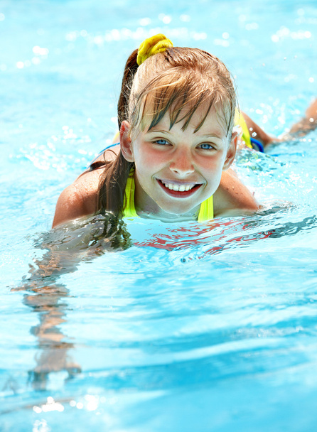 lapsi uima-altaassa - Valokuva, kuva
