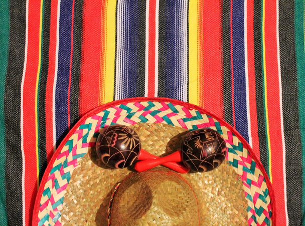Cinco de Mayo Meksykańska Poncho serape Sombrero marakasy tło Fiesta dzień martwych zapasów, Zdjęcie, Fotografia, obraz, obraz, - Zdjęcie, obraz