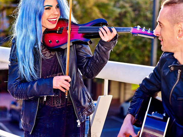 lachen meisje violist en man-gitarist - Foto, afbeelding