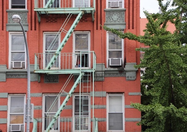 Fughe di fuoco di metallo verde sul vecchio edificio rosso
 - Foto, immagini