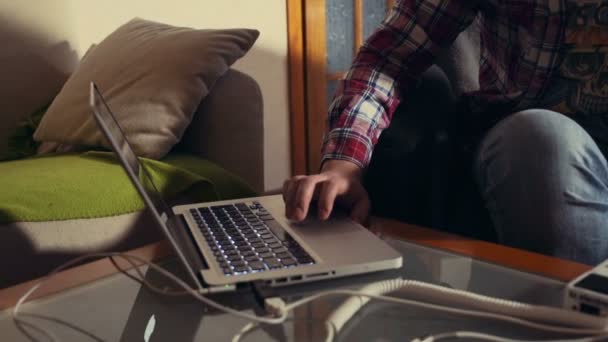άνθρωπος που εργάζονται με το φορητό υπολογιστή στο σπίτι - Πλάνα, βίντεο