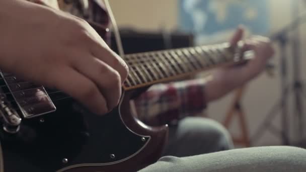 uomo suonare la chitarra elettrica al rallentatore
 - Filmati, video