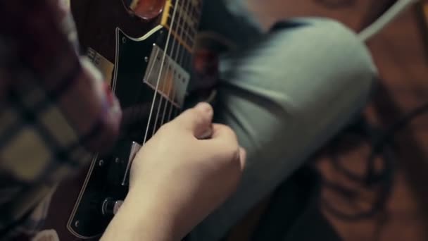男性のエレク トリック ギター スローモーション クローズ アップ再生 - 映像、動画