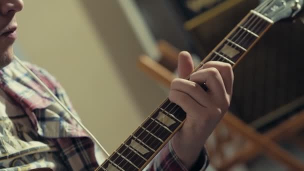 Mann spielt E-Gitarre in Zeitlupe Nahaufnahme - Filmmaterial, Video