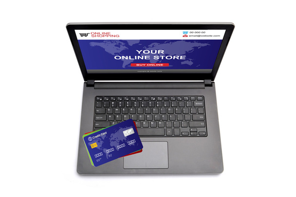 Pantalla para ordenador portátil con sitio web de compras y tarjeta de crédito en el teclado
 - Foto, imagen