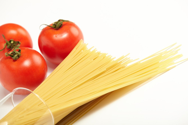 Raw spaghetti and fresh tomatoes - Fotografie, Obrázek