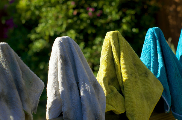 πολύχρωμα κουρέλια ξήρανση έξω από - Φωτογραφία, εικόνα