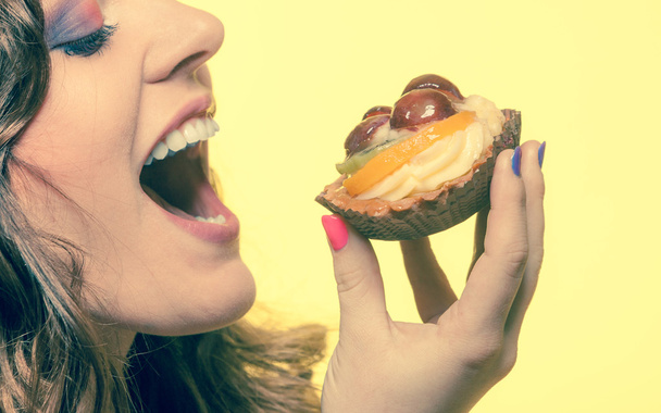 woman eating  cake - Foto, Imagen