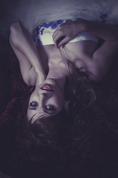 punapää nainen makaa
 - Valokuva, kuva