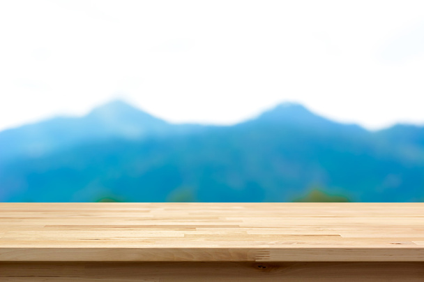 Dřevo stolu na rozostření pozadí hory - Fotografie, Obrázek