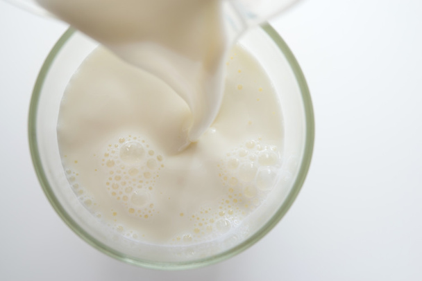 verter leche en un vaso - Foto, imagen