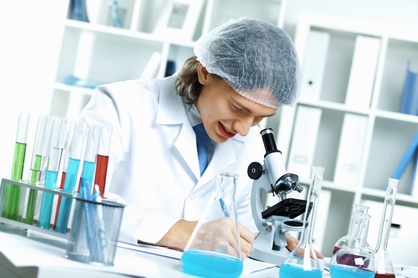 Young scientist working in laboratory - Foto, immagini