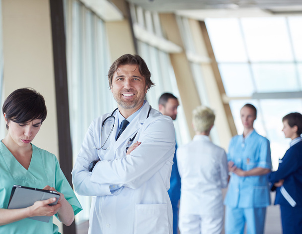 група медичних працівників у лікарні, що стоїть
 - Фото, зображення