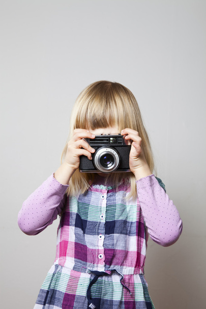 Little girl with camera - Zdjęcie, obraz