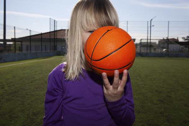 Girl with a basketball - Foto, immagini