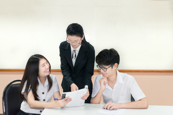insegnanti guida qualcosa per coppia asiatico studente in uniforme a c
 - Foto, immagini