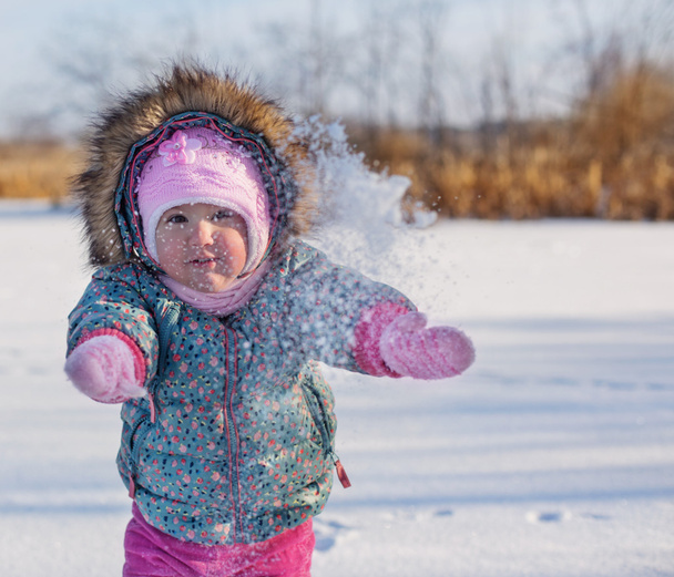 happy baby girl in snow - Fotoğraf, Görsel