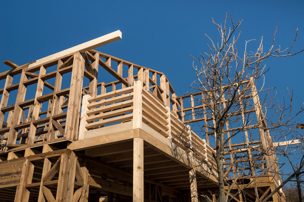 Cadre en bois d'une maison neuve en construction
 - Photo, image