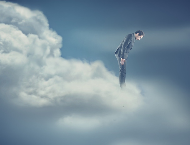 Ένας άνθρωπος πάνω σε σύννεφο  - Φωτογραφία, εικόνα