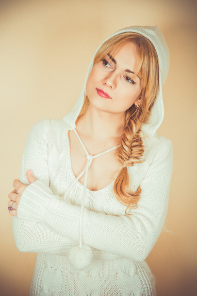 Chica en chaqueta blanca de lana
 - Foto, imagen