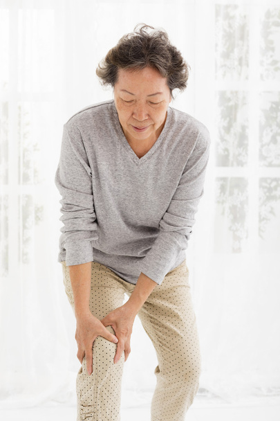Senior vrouw met kniepijn - Foto, afbeelding