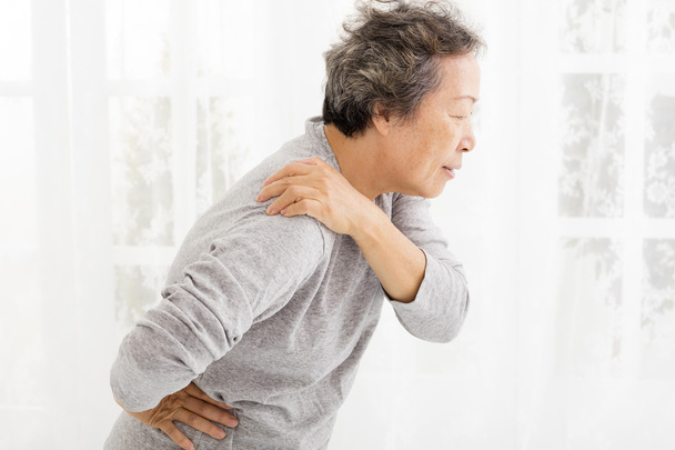 donna anziana che soffre di dolore alla spalla
 - Foto, immagini
