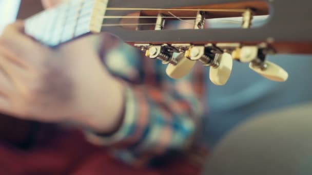 mano masculina afinación guitarra acústica primer plano cámara lenta
 - Metraje, vídeo