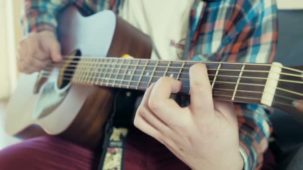 mężczyzna gra gitara akustyczna slow motion - Materiał filmowy, wideo